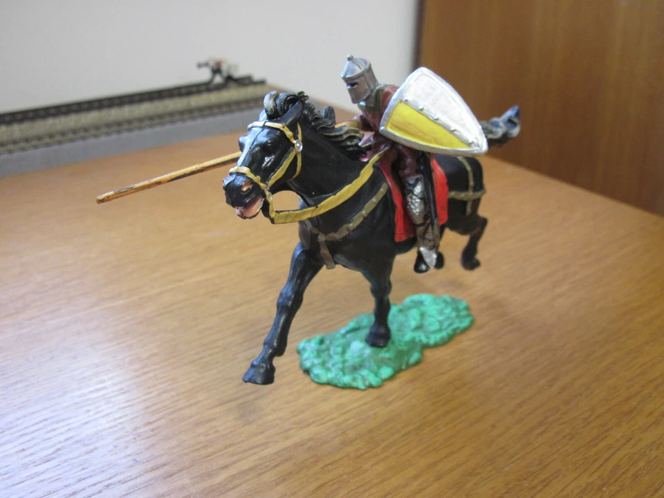 HAUSSER ELASTOLIN MOYEN AGE 8855 CHEVALIER CAVALIER AVEC LANCE TRES BEL ETAT  - Photo 1/3