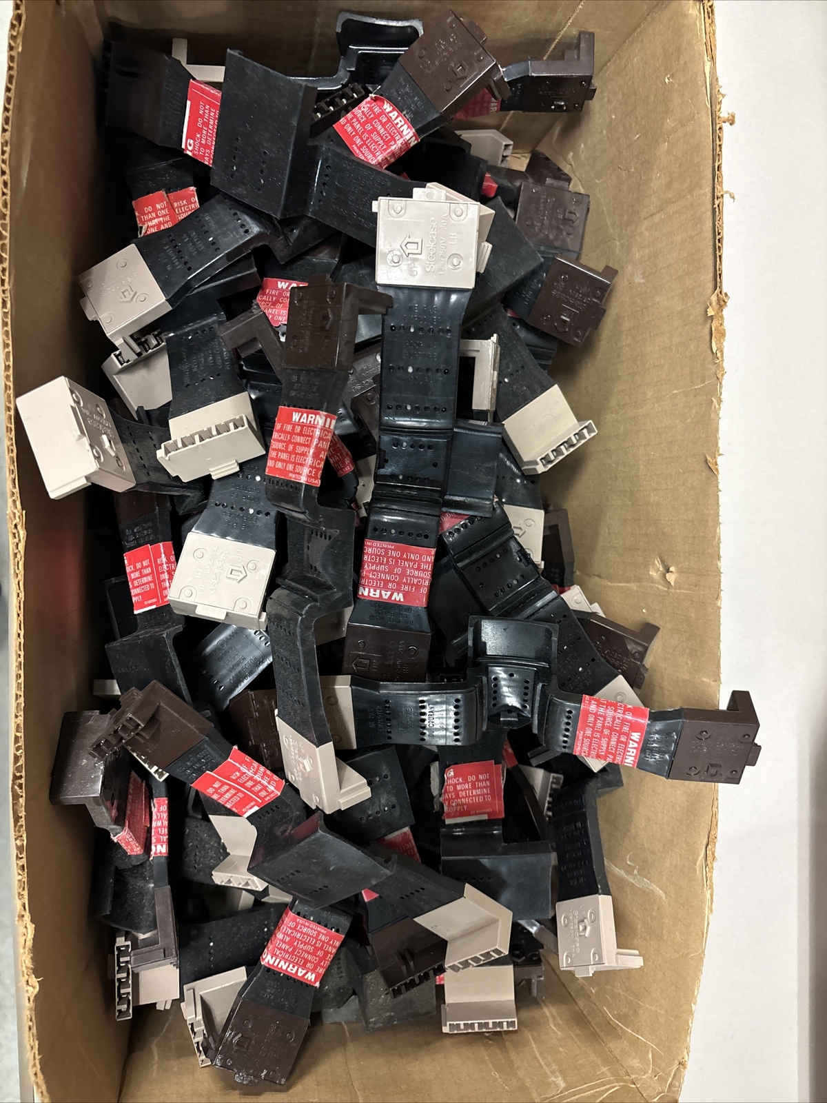 Steelcase Series 9000, Valencia Cubicle Power Connector Model 98666, 8.25”