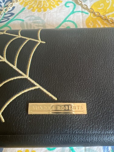 Pochette convertibile Sondra Roberts elegante ricamo ragnatela 🕸️ nero e oro - Foto 3 di 12