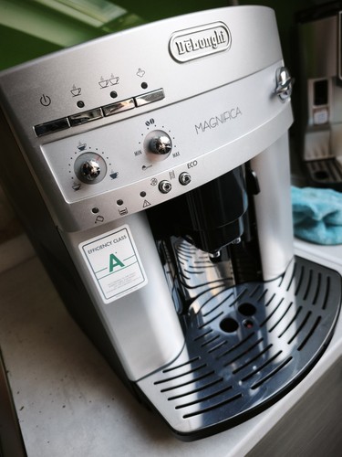 DeLonghi Magnifica ESAM 3200 Kaffeevollautomat - Silber