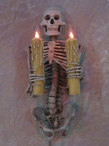 Aplique de pared esqueleto torso sosteniendo velas, cráneo, utilería de Halloween - Imagen 5 de 6