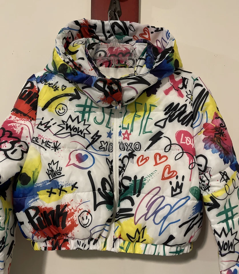 ¡Abrigo acolchado recortado con estampado de emoji gráfico blanco mediano casi famoso para mujer! M1424 Foto 2 de 4