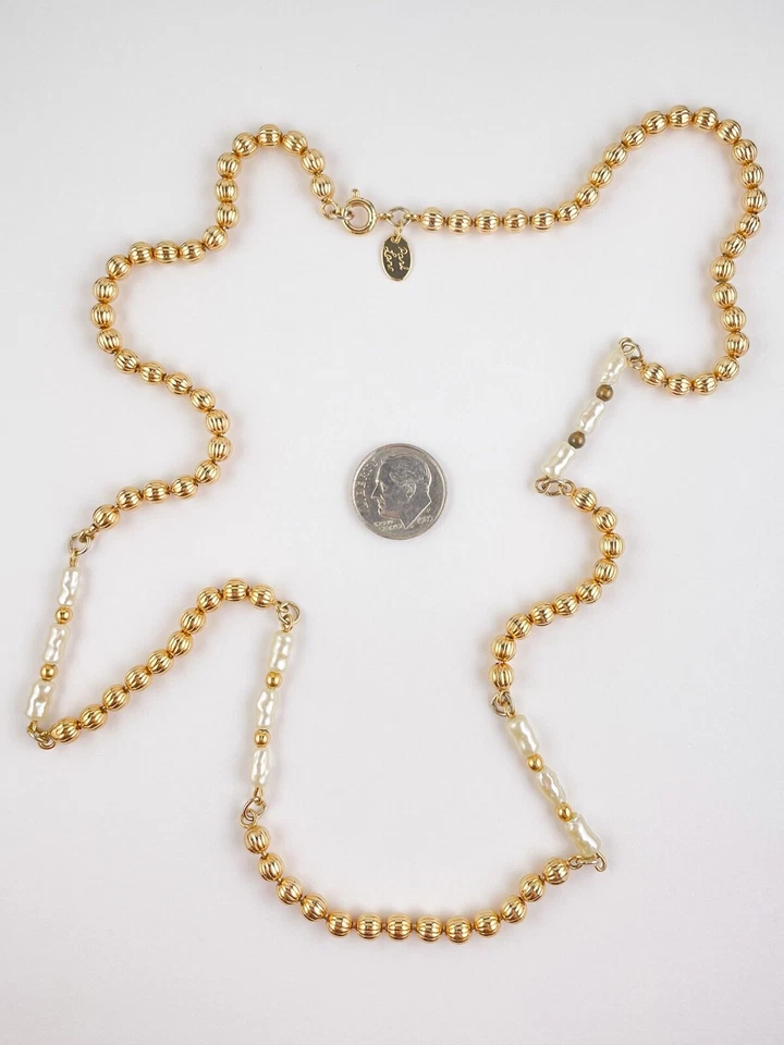 Collar largo firmado por Park Lane con cuentas en tono dorado y perlas de imitación oblongas Foto 3 de 4