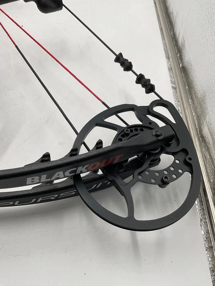 NICE 👍Bear blackout pursuit compound bow black/red 70Lb - Image 3 of 4