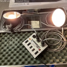 NOVATRON 240 Lighting Power Pack 2 Head Lights 2 Stands 2 Umbrellas w/Hardcase
