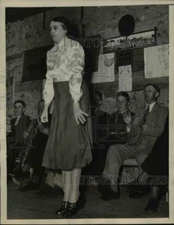 1940 Press Photo Sister Moxley emphasis her word by physical manifestation
