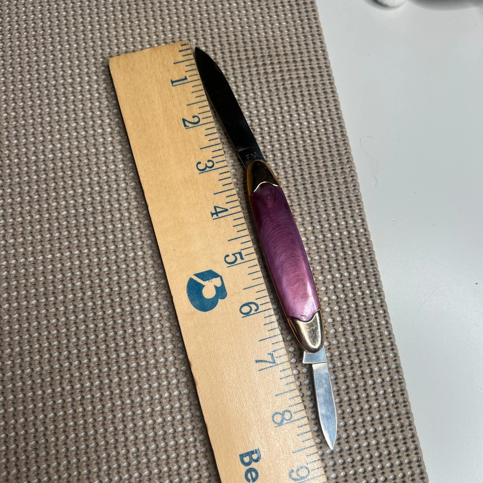 Navaja de Bolsillo Plegable Franklin Mint 1945 Varga Girl “Abril” Pin-Up - Esmalte Púrpura Foto 2 de 4