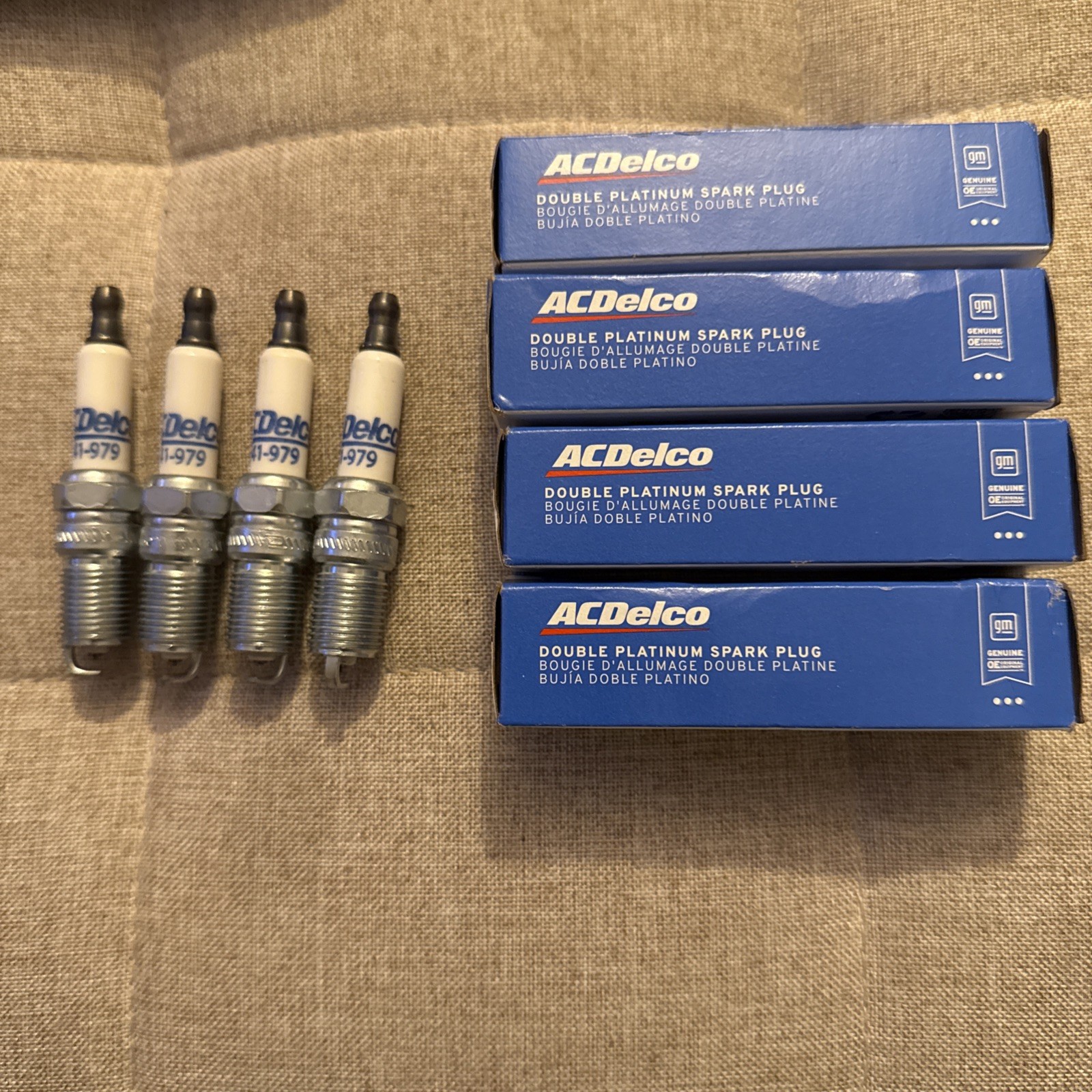 ACDelco Double Platinum Spark Plugs Lot of 4 #41-979 / NEW