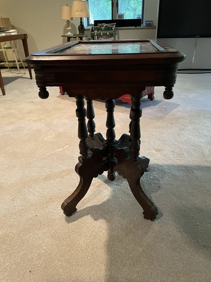 Mesa de salón Eastlake de nogal con tapa de mármol Foto 2 de 4