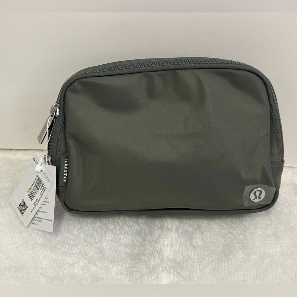 Eco-Friendly Green Belt Bag with Sturdy Fabric & Secure Buckle