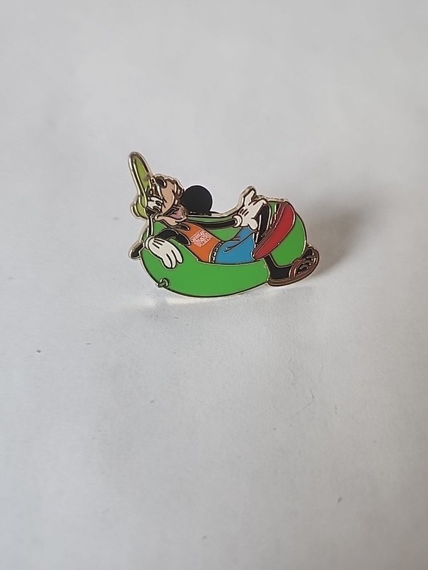 Disney Pin 124183 Caribbean Beach Resort - Under Construction Goofy Tubing