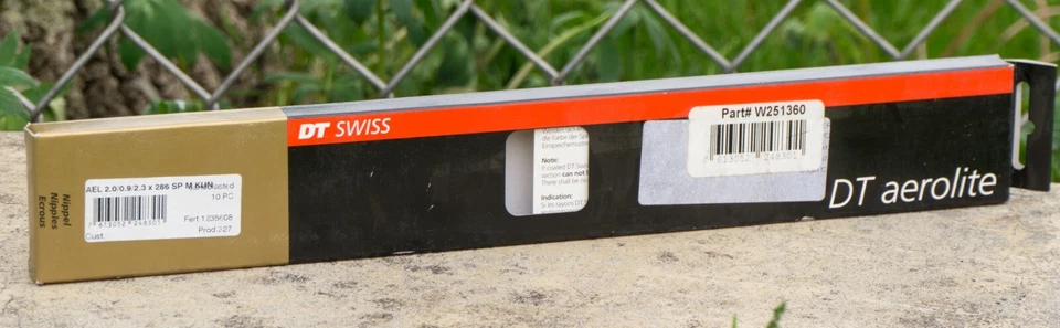 Bicicleta plateada DT Swiss Aerolite radios con cuchillas 10 quilates tracción recta 286 2,0/0,9/2,3 Foto 2 de 4