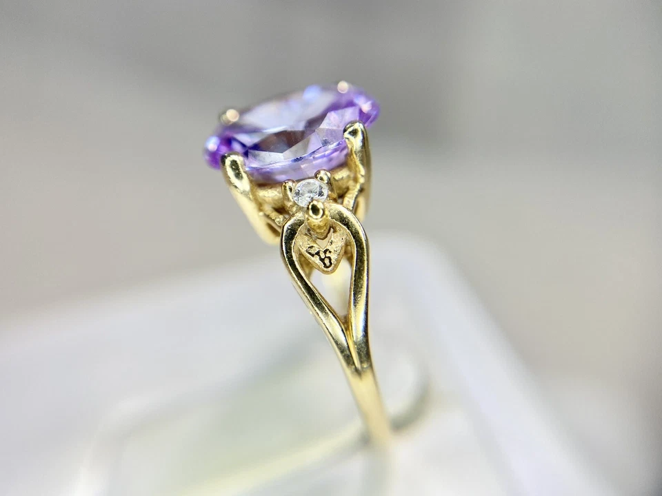 Anillo de cóctel vintage de oro amarillo de 14k forma ovalada elegante rosa púrpura circonita cúbica Foto 3 de 4