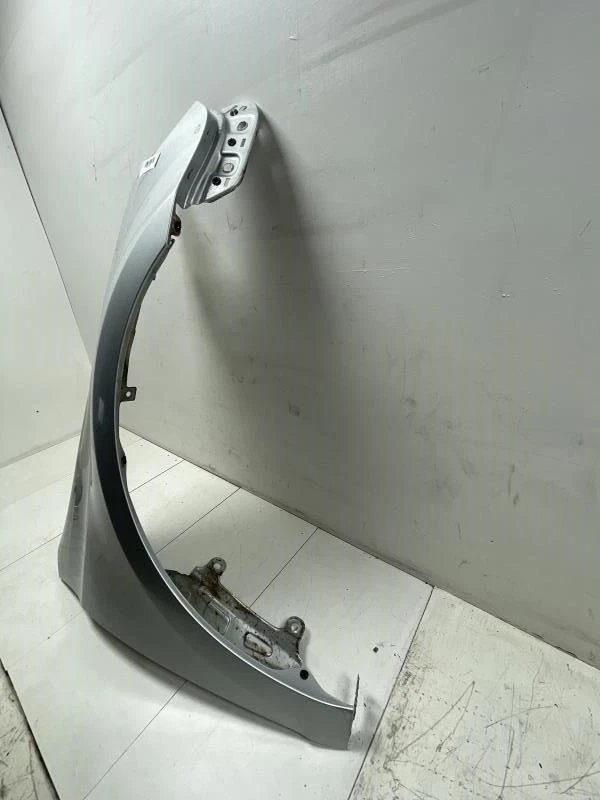 Volkswagen Golf 2012 guardabarros delantero derecho plateado OEM+ Foto 2 de 4