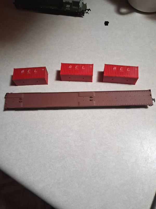 4 Piece HO Shipping Containers with Train Car