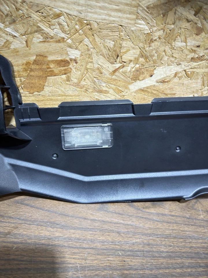 BMW 330 E46 2001-06 OEM BAJO TABLERO MOLDURA PASAJERO RODILLAS GUANTERA PANEL LUZ Foto 3 de 4