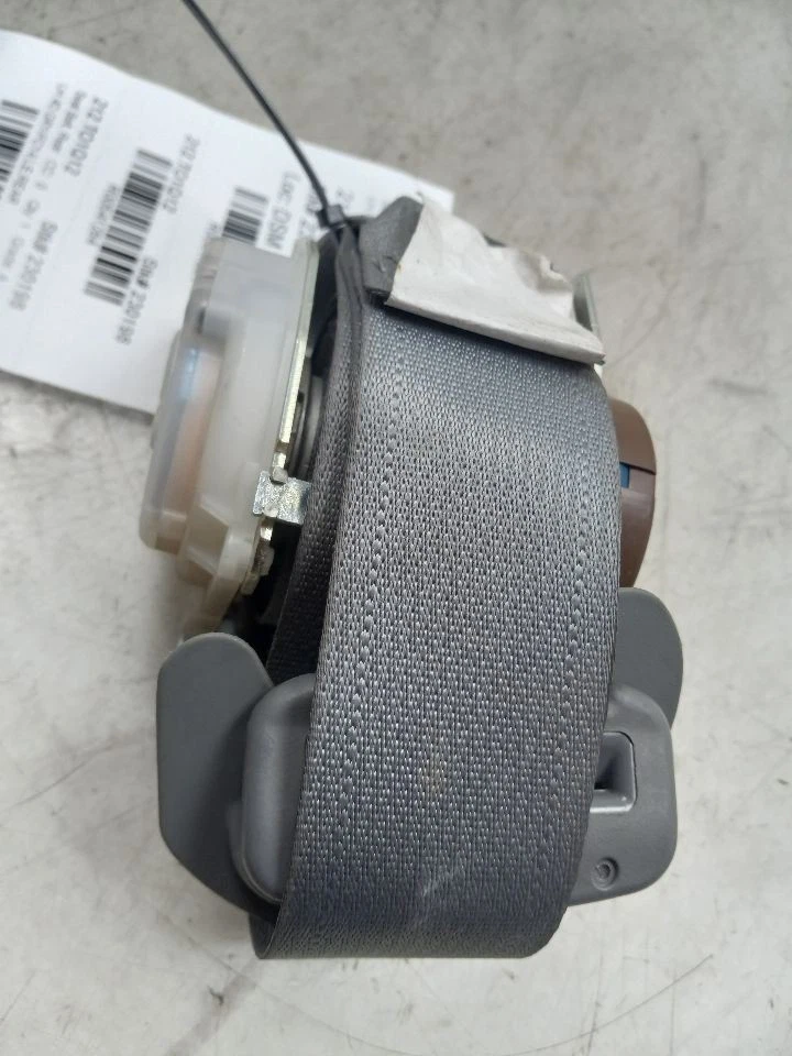 Toyota Sienna Le 2012 3,5 L tracción delantera en el lado del conductor montaje del cinturón de seguridad trasero  Foto 4 de 4