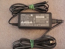 Genuine Sony Handycam AC ADAPTER CHARGER AC-L10A L10A