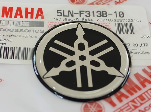 YAMAHA LOGO 40MM EMBLEMA ADESIVO FIANCHETTO LATERALE ORIGINALE - Foto 2 di 2