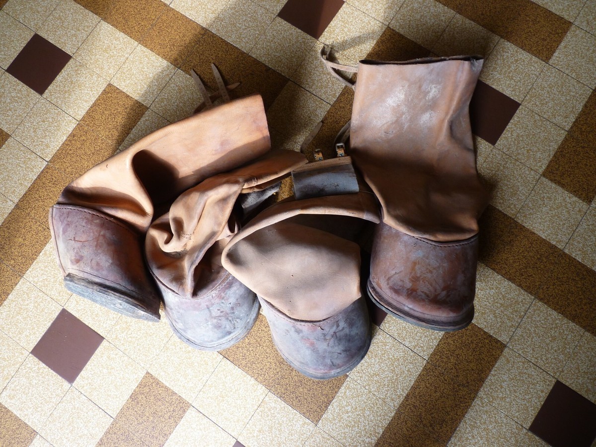 Bottes Anciennes Pour Chevaux En Cuir – Lot De 4 – Pièce De Musée Rare – Art Populaire Français – Occasion