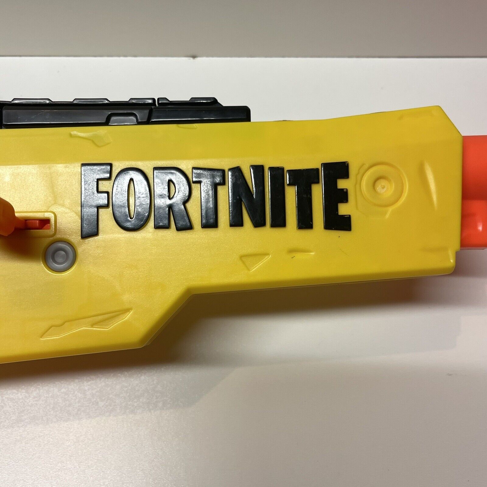 NERF Fortnite BASR-R Bolt Action Blaster - Incluye 3 objetivos de arbusto,  alcance extraíble, clip de 6 dardos extraíble, 6 dardos oficiales Elite