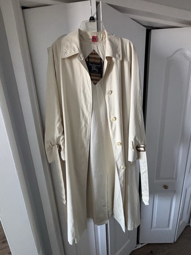 Vintage Women’s Burberry Raincoat Size L US 8/10