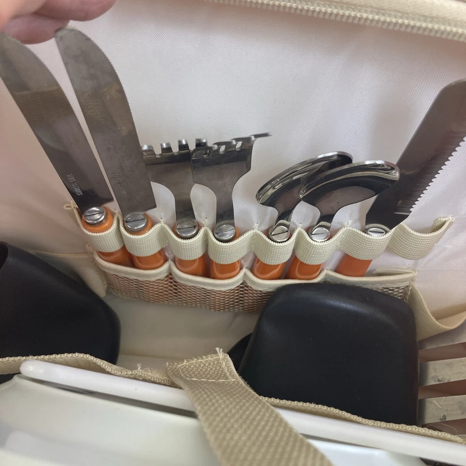 Bolsa naranja Picnic Plus con radio AM/FM, 2 platos, 2 juegos de cubiertos Foto 4 de 4