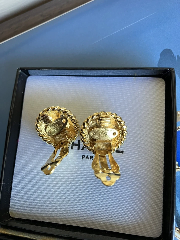 Authentic Chanel gold-plated feather motif pearl clip-on earrings - Image 4 of 4