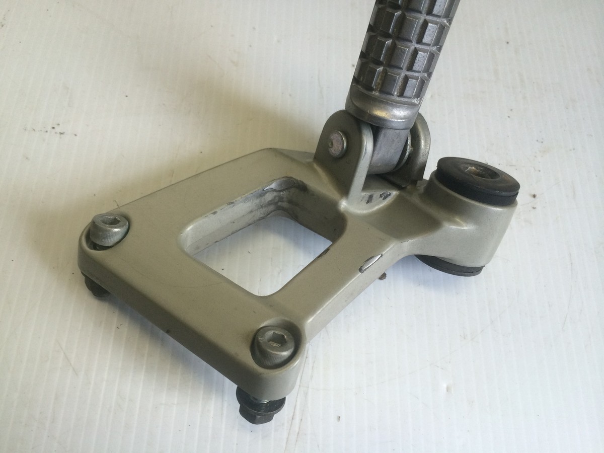 みゃ。 OEM right passenger foot peg assembly from 1993 KAWASAKI NINJA ZX6