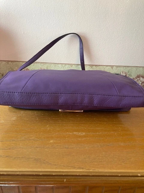 Bolsa de ombro B Makowsky roxa clutch com DEFEITO - Adorável - Imagem 3 de 4