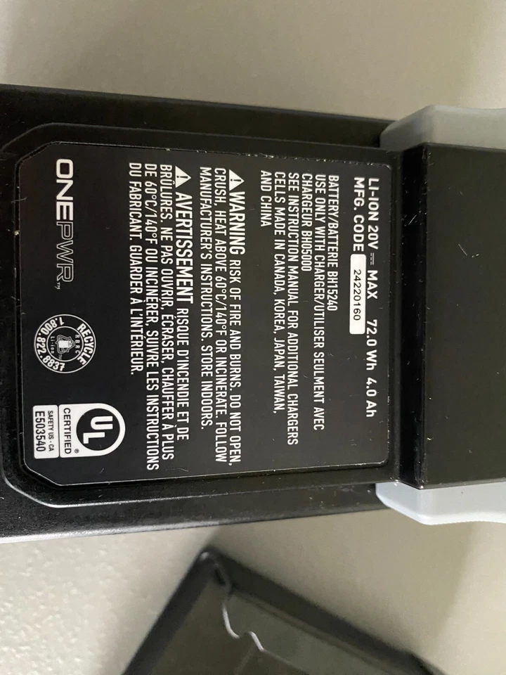 Batería de iones de litio Hoover ONEPWR 4,0 Ah BH15240 con cargador Hoover BH05000 Foto 2 de 2