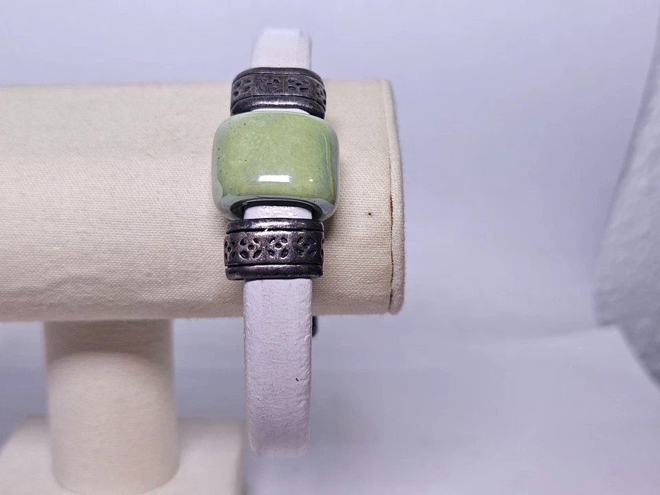 Pulseira de couro sálvia branca 8"" - Imagem 2 de 4