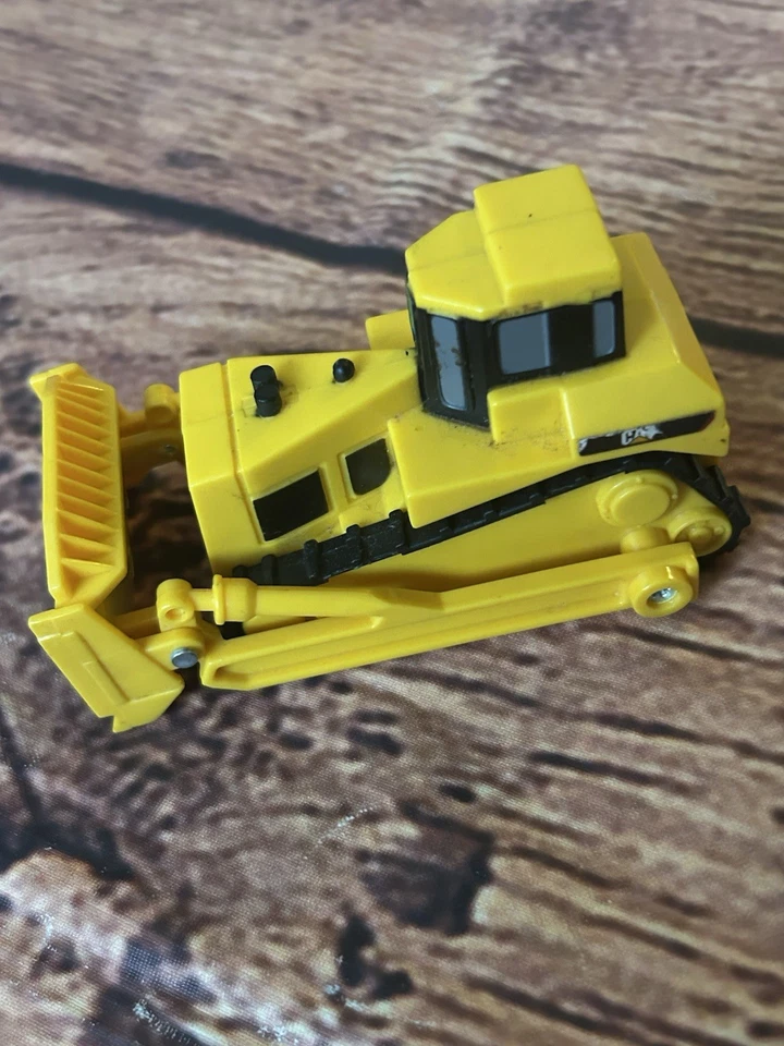 CAT BULLDOZER 1/48 O SCALE YELLOW PLASTIC - Image 2 of 4