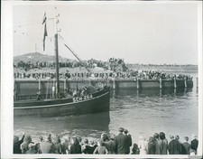 1947 Photo Holland Gives Sendoff To Ocean-Bound Herring Fishermen Industry 7X9