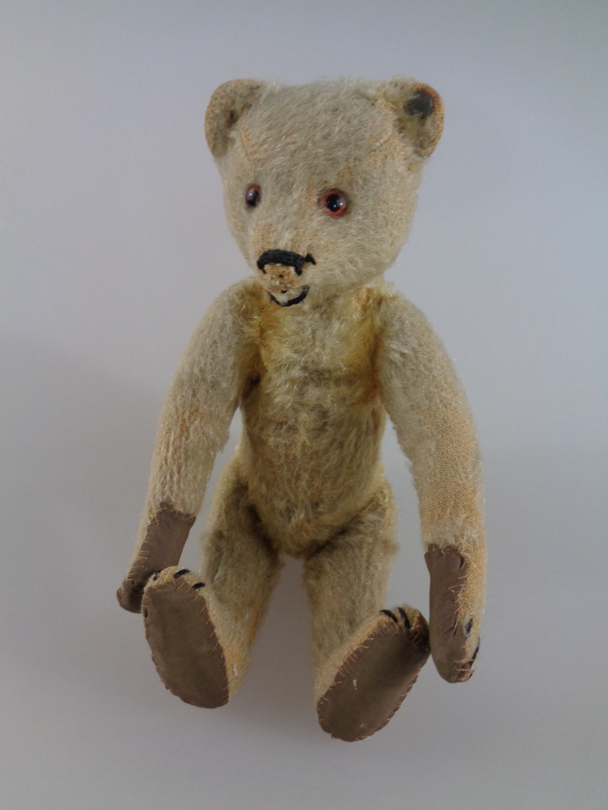 Steiff Teddybär (um 1908–1912) Blondes Mohair mit Schuhknopfaugen, Buckel & langgezogenem Knopf im Ohr