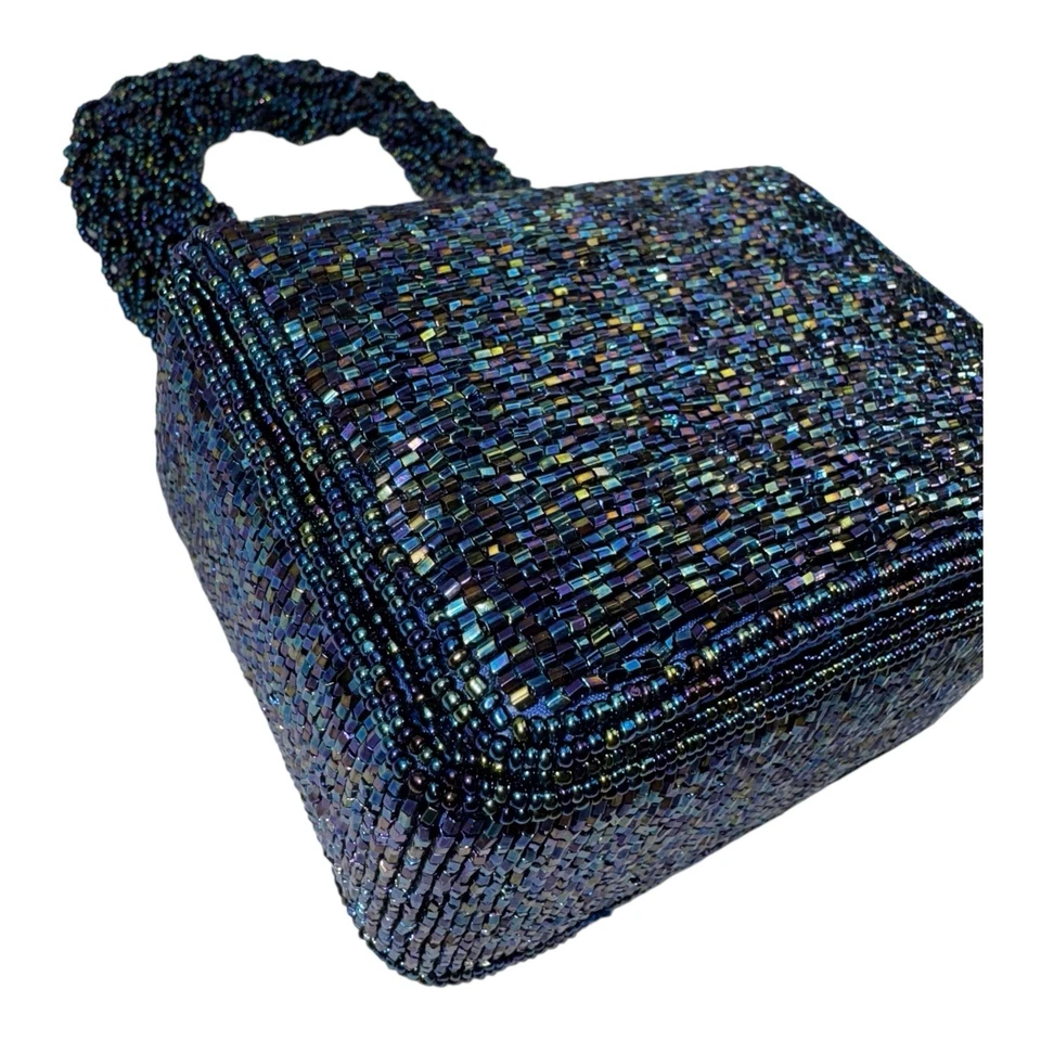 Mini bolso metálico brillante con cuentas azul oscuro Sasha con espejo Foto 3 de 4