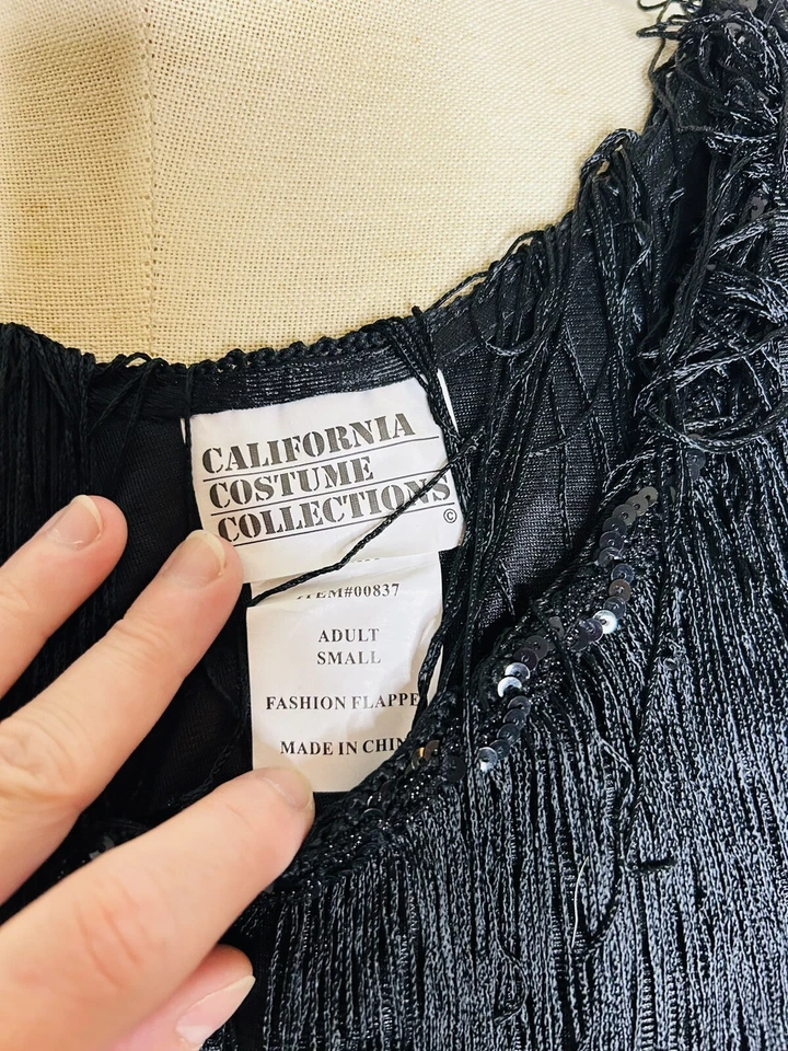 Disfraces de California: Disfraz de aleta ligeramente usado adulto pequeño: peluca roja incluida Foto 3 de 4