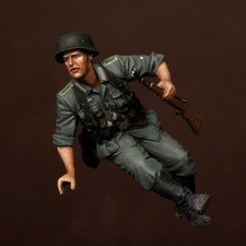 1/35 Scale German Infantry WWII Resin Model Kit Soldier Jumping Miniature