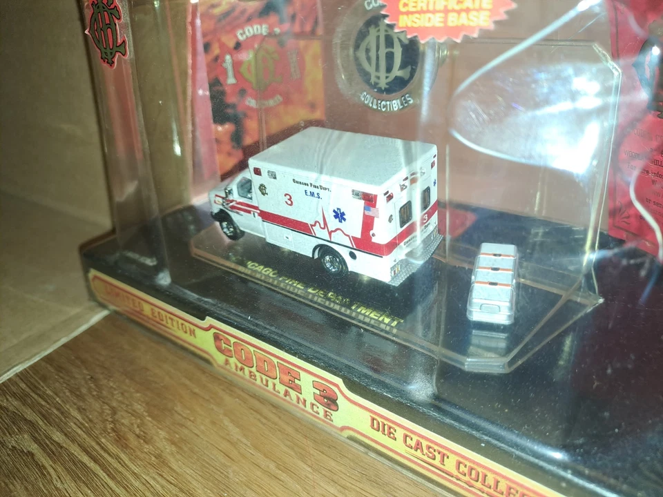 Chicago Fire Dept Ambulance 3 1/64 Code 3 - Immagine 2 di 3