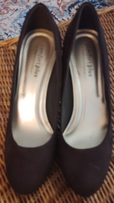 Comfort Plus by Predictions Kasey Round Toe Brown Faux Suede Pump Size 10