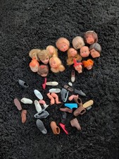 13 CABEZAS DE MUÑECA, patas y zapatos, patines de plástico vintage... ¡Raro!