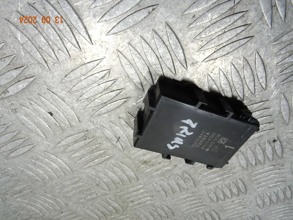 2017 TOYOTA PRIUS HYBRID 5 DRS HATCH 1.8HYBRID GATEWAY CONTROL MODULE UNIT *3863 - Image 3 of 4