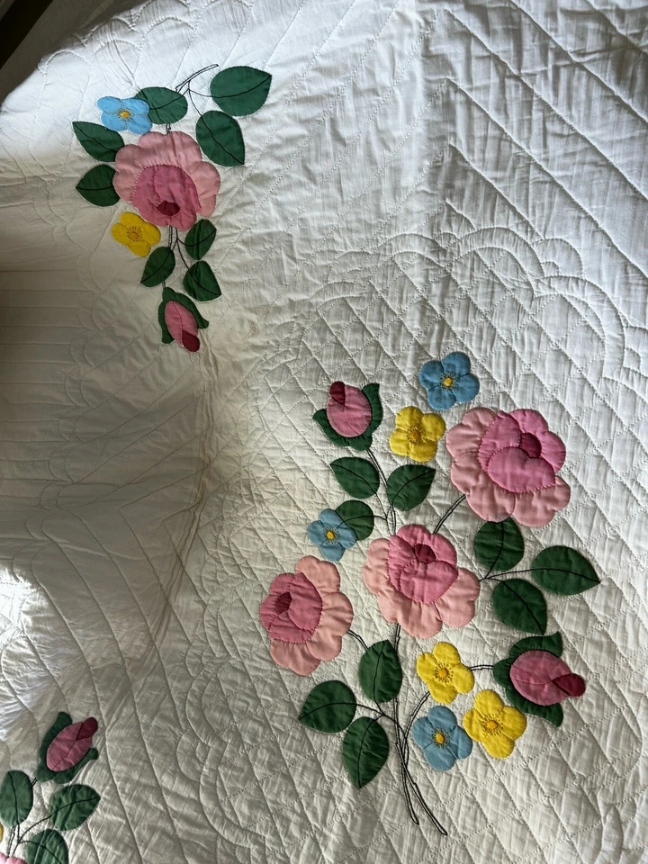 "Edredón vintage con apliques de ramo floral colorido con borde rosa 100"" X 100""" Foto 2 de 4