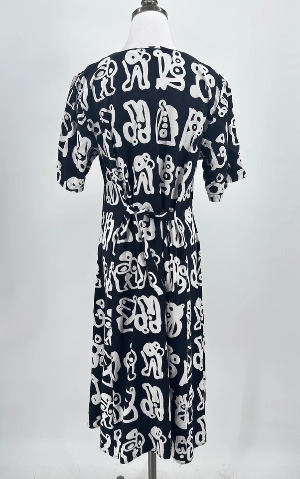 Vestido midi manga corta We Be Bop negro blanco estampado geométrico Foto 4 de 4