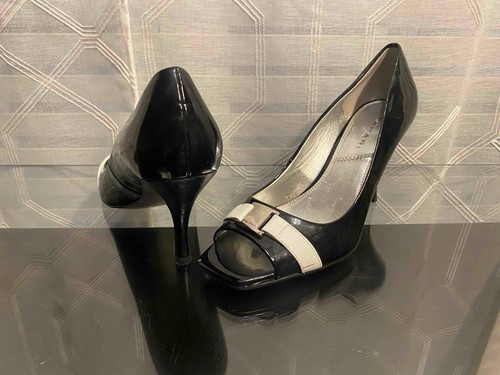 Tacones de aguja TAHARI 7.5 de cuero blanco y charol negro punta abierta tacón de 3" piezas plateadas - Imagen 8 de 14