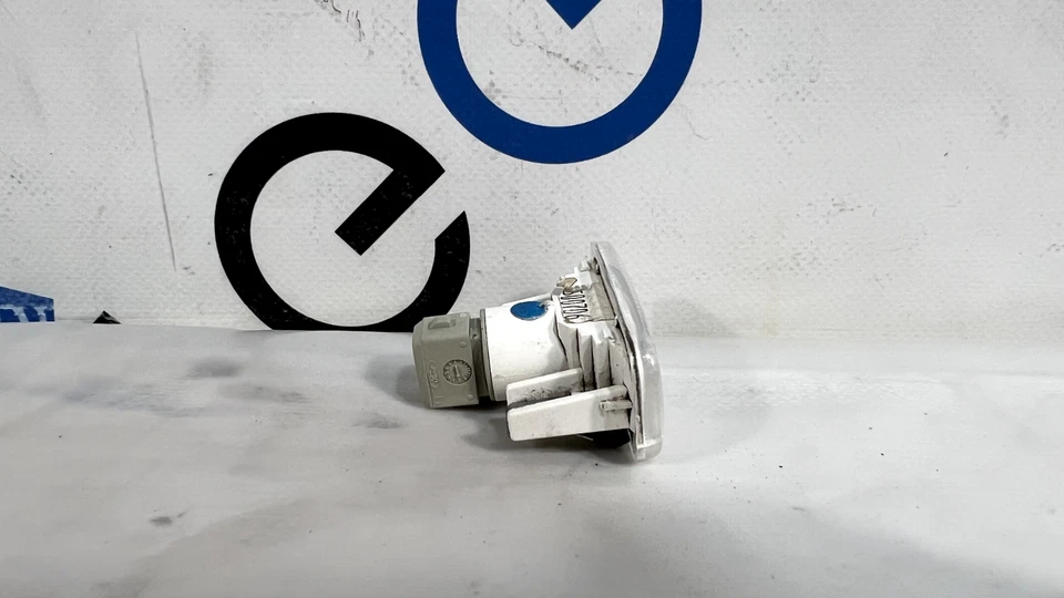 ASTON MARTIN V8 VANTAGE BAJO TABLERO INTERIOR CORTESÍA LÁMPARA OEM 2007-2011 🔵 Foto 4 de 4