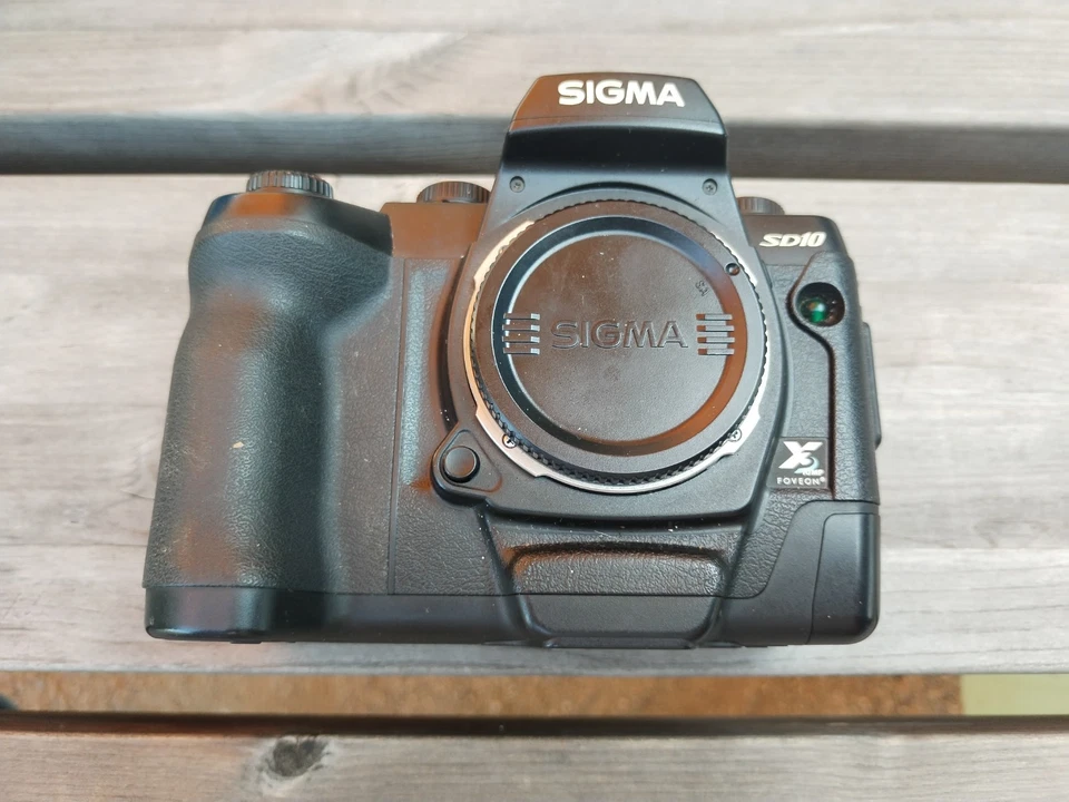 Sigma SD 10 DigitalKamera Body | SchwarzSigma SD 10 DigitalKamera Body | Schwarz - Bild 2 von 3