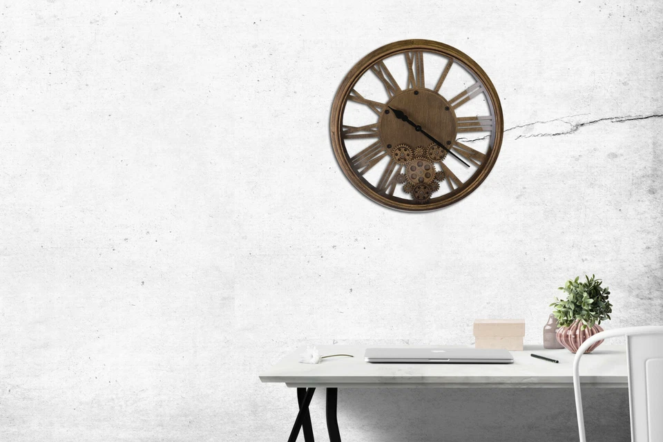 Reloj de pared esqueleto de metal vintage con engranajes móviles y números romanos Foto 2 de 4