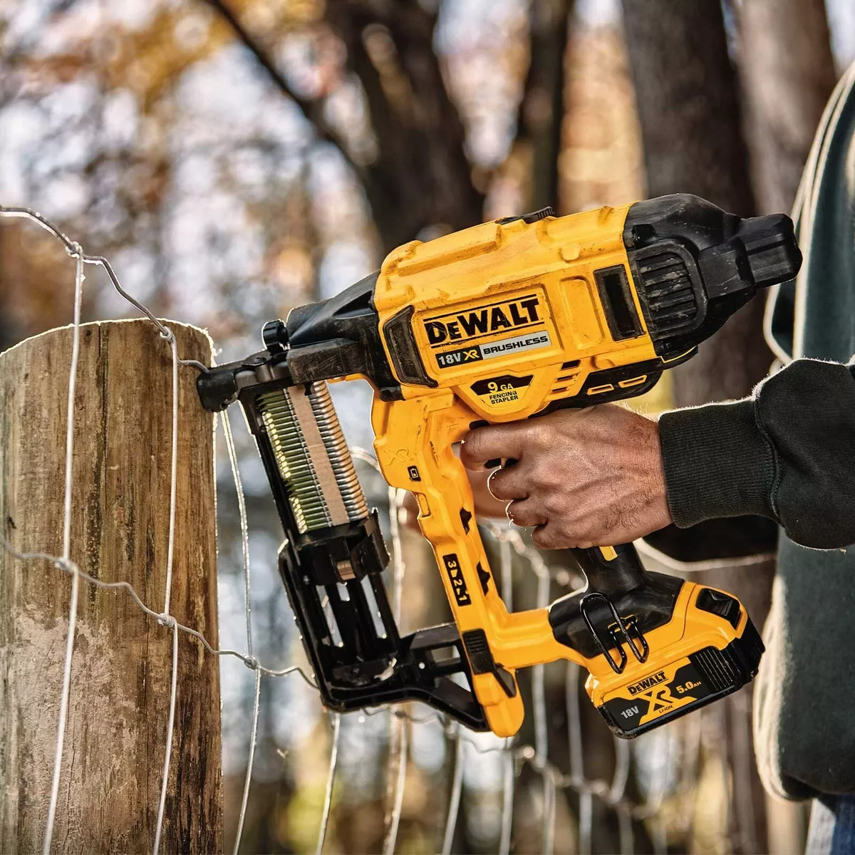 DeWALT CORDLESS FENCING STAPLER WITH BATTERIES 2 BOXES STAPLES
