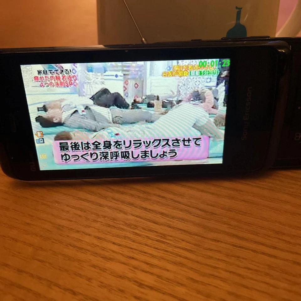 Teléfono plegable S006 Au Cybershot con batería Foto 4 de 4